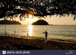 Terdapat berbagai kemudahan seperti gerai makanan, mini market, kedai cenderahati dan kios berkongsepkan chalet, juga. Sonnenuntergang Am Teluk Nipah Strand Auf Pulau Pangkor Malaysia Stockfotografie Alamy