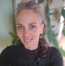 A pamiętajcie, że miłość trzeba mówić każdego dnia, nie tylko w walentynki.  Tak że ciastki dla wszystkich, codziennie! 😊❤️ . . . . . . [Grafika.  Ilustracja kolorowa. Rysunek przedstawia wombata z