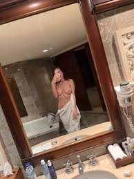 Nackte stehende Brüste nach dem Bad