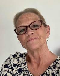 Elizabeth Laxton's Instagram, Twitter & Facebook