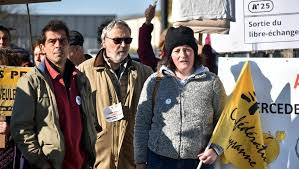 Photo Des journaux de campagne de la Confdration paysanne non ...
