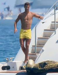 Cristiano ronaldo ile rus manken irina shayk'ın ilişkileri 5 yıl sürmüş ve çift 2015 yılında ayrılmışlardı. Shirtless Cristiano Ronaldo Flaunts Rock Hard Abs On St Tropez Yacht Take That Irina Shayk