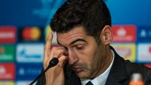 El amago de cabezazo del técnico del Lyon al árbitro puede costarle 7 meses  de sanción