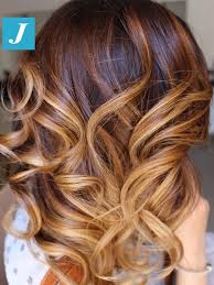 I capelli color cioccolato corrispondono a un castano scuro con riflessi più chiari. Capelli Castano Scuro E Castano Chiaro Ricchi Di Sfumature