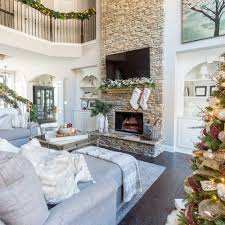 From kitchen to living room, bedroom to hallway, be christmas interiors beautiful dining rooms gorgeous fabrics blinds design inspiration house design living. 21 Beautiful Ways To Decorate The Living Room For Christmas