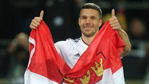 Lukas podolski wurde als sohn des deutschstämmigen ehemaligen fußballspielers waldemar podolski und der ehemaligen handballspielerin krystyna podolska, die für die polnische nationalmannschaft aktiv war, in eine katholische mittelschichtsfamilie im polnischen gliwice geboren und wohnte im stadtteil sośnica. Lukas Podolski Kehrt Der Ex Weltmeister Zur Nationalmannschaft Zuruck Fussball Stuttgarter Zeitung