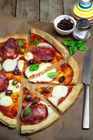 Spennello con uovo o con latte per far colorire la superficie. Pizza Fatta Con La Pasta Brise Tacchi E Pentole