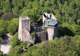 The challenging trail, with path widths sometimes well under two metres and steep descents, runs in a figure eight. Pressebilder
