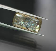 Rainbow lattice sunstone, also known as rainbow lattice, is a type of orthoclase feldspar that exhibits a rare combination of aventurescence, adularescence and a distinctive iridescence lattice pattern. 3 12 Ct Rainbow Lattice Sunstone The Gem Trader Rare Gems The Gem Trader