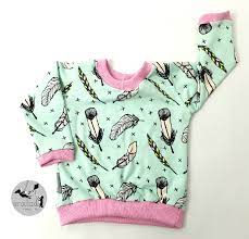 Es gibt viele kostenlose schnittmuster für babys und kleinkinder im internet. 1 Tutorial Freebook Shirt Julez Fur Neugeborene Puppen Baby Pullover Baby Nahen Schnittmuster Schnittmuster Pullover