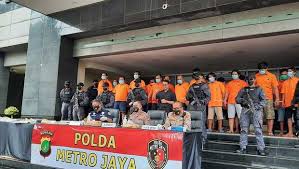 Mereka mengincar para sopir kontainer, serta perusahaan jasa ekpedisi. Pungli Dan Premanisme Di Tanjung Priok Polisi Bongkar Modus 4 Kelompok Jasa Pengamanan Ini