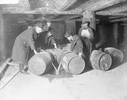 Algunas personas hacían filas en ventas de licores para abastecerse por la ley seca. Ley Seca Wikipedia La Enciclopedia Libre