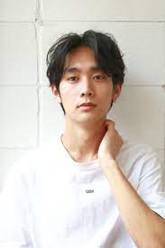 メンズ人気がすごい 岡田准一の髪型 黒髪ショート でモテメンに bangs バングス メンズ ヘアスタイル センターパート パーマ 髪型 黒髪