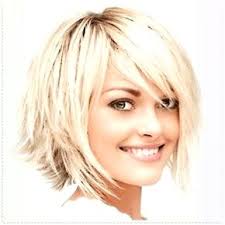 Ein rundes gesicht stellt sie vor die frage. Frisuren Mittellang Stufig Mit Schragem Pony Eckiges Gesicht Bob Frisur Abgehackte Haarschnitte Haarschnitt