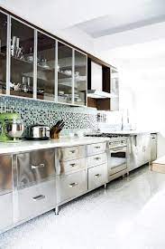 This modern house has a modernistic metal kitchen which has beautiful steel cabinets. Inred Med Rostfritt Stal 12 Underbara Kok Dar Rostfritt Dominerar Contemporary Kitchen Cabinets Metal Kitchen Cabinets Modern Kitchen Cabinets