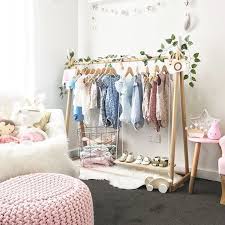 De Beaux Portes Vetements Pour Enfants Reperes Sur Pinterest Ideo Idee Deco Chambre Enfant Portant Vetement Vetement Enfant