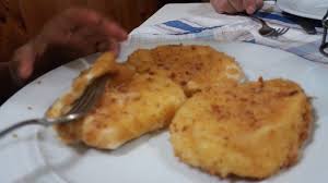 Quando la mozzarella è ben scolata dal siero rotolatela prima nella farina, avendo cura di farla aderire bene tutt'intorno, poi nell'uovo sbattuto ed infine nel pangrattato. Mozzarella Impanata E Fritta Picture Of Trattoria Rispoli Pogerola Tripadvisor