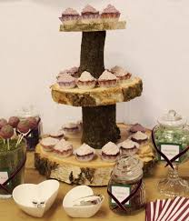 Eigentlich war ein selbstbau gar nicht geplant. Diese Etagere Aus Baumscheiben Kann Auch Fur Eine Cup Cake Torte Mit Hochzeitstorte Auf Der Obersten Etage E Baumscheiben Baumscheiben Deko Holzscheiben Deko