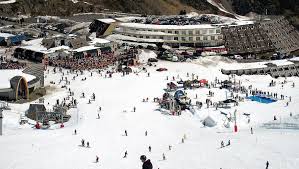 Pour préparer leur saison en pleine épidémie, les stations de ski des pyrénées jouent le déconfinement psychologique, sur le thème des grands espaces et des forfaits souples, sans tracasseries Stations De Ski Pyrenees 10 Stations Incontournables Air Vacances