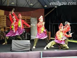 Arus kemodenan yang melanda negara telah menyebabkan kebudayaan dan kesenian tradisional yang merupakan identiti sesuatu bangsa semakin dipinggirkan. Perak Folk Dances From Emily To You