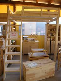 I letti matrimoniali a soppalco rappresentano una validissima opportunità per arredare la propria zona notte sfruttando anche gli spazi in altezza. Il Letto A Soppalco A L C A Legnami