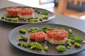 Thunfisch Tatar Mit Zuckermelone Ist Eine Hervorragende Vorspeise Diese Rezept Hat Einen Leicht Asiatischen Ei Thunfisch Tatar Lebensmittel Essen Zuckermelone