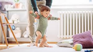 Unabhängig davon ob dein baby nun krabbeln lernt oder nicht, solltest du ab dem sechsten monat damit beginnen, die wohnung babysicher zu gestalten. Krabbeln Und Laufen Lernen So Motivieren Sie Ihr Baby Bei Den Ersten Schritten