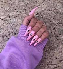 Este es un diseño hermoso de uñas de los pies, con una decoración en negro y dorado con mariposas. 10 Ideas De Las Cholas Manicura De Unas Unas De Gel Brillantes Unas Acrilicias De Gel