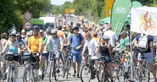 Radfahrer erobern Bundesstraße