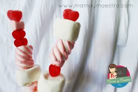 Los pinchos de chuches son una forma original para presentar un detalle con golosinas en las celebraciones de comuniones. Receta Brocheta De Bombones 14 De Febrero Mama Y Maestra