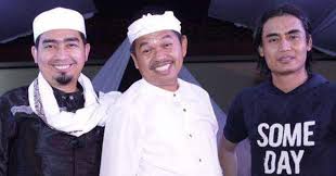 Sosok april jasmine, istri pendakwah ustadz solmed menjadi sorotan warganet. Hari Ini Ustadz Solmed Dan Charly Van Houten Dampingi Dedi Mulyadi Safari Ramadan Di Cirebon Okezone Celebrity
