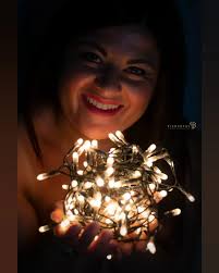 Chi non ha luce in viso, non diventerà mai una stella. (William Blake) Ph.  @pierobeghiphotography 🤍 #portrait #christmaslights #toplopa #plussize  #iamenough