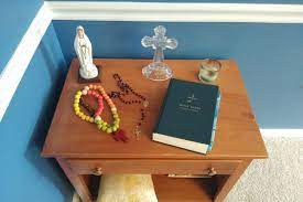 A Small Spiritual Space: How to Set up a Home Altar That Works for You -  Amendo