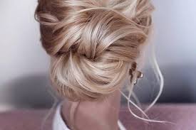 Her hairstylist nathaniel hawkins prepped hair with a sea salt spray, then pulled hair back into a series of ponytails, twisting across from the. 20 Trendy Low Bun Wedding Updos And Hairstyles Hi Miss Puff