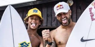 Italo Ferreira “apadrinha” Saymon Rocha, jovem promessa do surfe