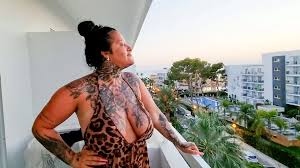 DE VACACIONES! Andy-Star se folla a Ashley-Cumstar en Mallorca en arenal