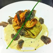 Aumoniere De Crepe Aux Champignons Sauvages Sauce Cremeuse Au Parmesan Truffe Noire Cuisine Champignons Sauvages Truffe