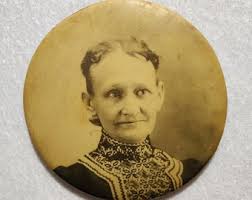 Donna tardo vittoriana. Un bottone fotografico in celluloide con supporto. 