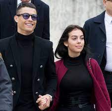 اليوم سنتحدث عن جورجينا رودريغيس زوجة كريستيانو التي شلت الملاعب. ÙƒØ±ÙŠØ³ØªÙŠØ§Ù†Ùˆ Ø±ÙˆÙ†Ø§Ù„Ø¯Ùˆ ÙŠØ·Ù„Ø¨ Ø§Ù„Ø²ÙˆØ§Ø¬ Ø±Ø³Ù…ÙŠØ§ Ù…Ù† Ø¬ÙˆØ±Ø¬ÙŠÙ†Ø§ ÙÙ…ØªÙ‰ Ø³ÙŠØªØ²ÙˆØ¬Ø§Ù† Ù…Ø¬Ù„Ø© Ø³ÙŠØ¯ØªÙŠ