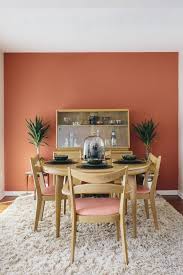 Los 11 Colores Que Mejor Combinan Con El Color Coral En Decoracion Colores Para Sala Comedor Colores De Casas Interiores Pintura De Interiores