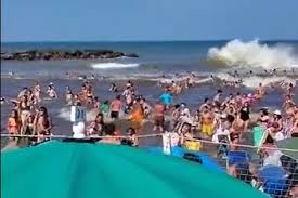 Onda gigante na costa da Argentina deixa ao menos um morto e 30 feridos; veja vídeo