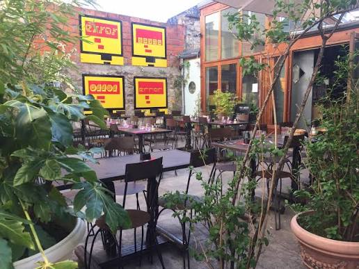 23 Rue Boyer – Un espace hybride indissociable de la scène indépendante parisienne, combinant une salle de concert mythique et un charmant restaurant en terrasse-patio.