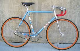 Altes fahrrad der marke frejus. The Colors In This Bike Are Amazing The Paint Job Is Beautiful The Wheels Have A Fun Orange Pop If Anythi Bicycle Paint Job Track Bike Bicycle Painting