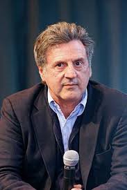 L'acteur a posé tout sourire devant les photographes. Daniel Auteuil Wikipedia