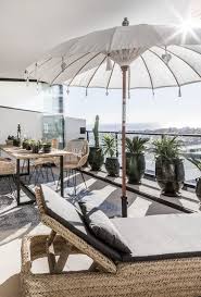 Une Maison Du Sud Au Design Simple Planete Deco A Homes World In 2020 Balcony Decor Patio Patio Umbrellas