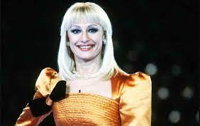 Raffaella pelloni (bolonia, 1943), más conocida como raffaella carrà, actriz, cantante, bailarina y presentadora de televisión, se hizo muy popular entre el público español en los años setenta, cuando. E2riychgfoon7m