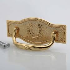 Dastavval moda ko'rgazmalarida va fotosessiyalarda taqdim etilgan liboslar keltiriladi. Sotib Olish 2 5 1 25 Zamonaviy Moda Oltin Mebel Hal 64mm 32mm Uzuk Oltin Qo Llari Sandiqni Oltin Band 24k Sotish Departmentstock News
