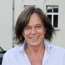 After putting in his time with die anderen and the les humphries singers, drews went solo and broke onto the german pop charts in 1976 with a country crossover hit. Jurgen Drews Promiflash De