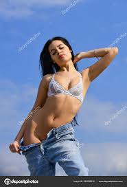 性感的现实。性感的女人表现出她的健康和苗条的身材。爱游戏或前戏。感受欲望。性感女孩长发。夏季斜纹棉布风格。情色内衣时尚。在室外脱衣服的性感美女——