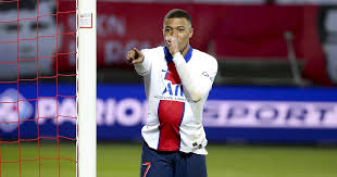 If mbappé won't sign a new contract, psg must decide whether to cash in on the star at the end of the season, or hold him to the final year of his deal. Paris Saint Germain Line Up Everton Star Richarlison As Mbappe Replacement